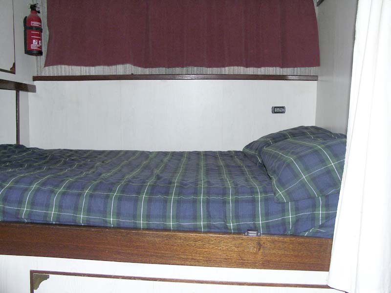 08_Aft_Cabin_-_Bed